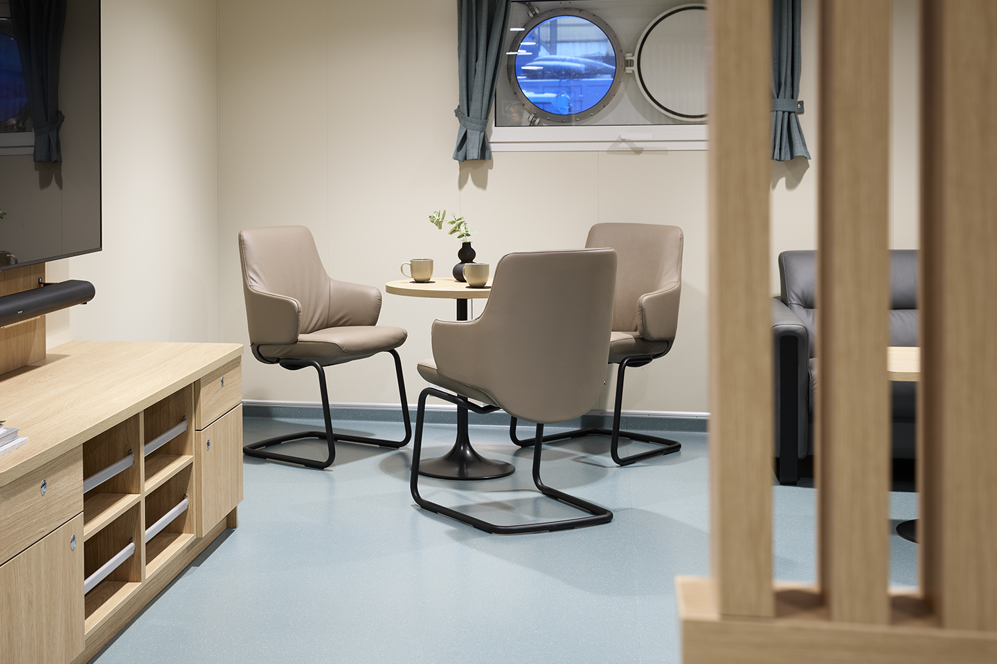 Stressless® dining chairs in lounge room at KV Jan Mayen