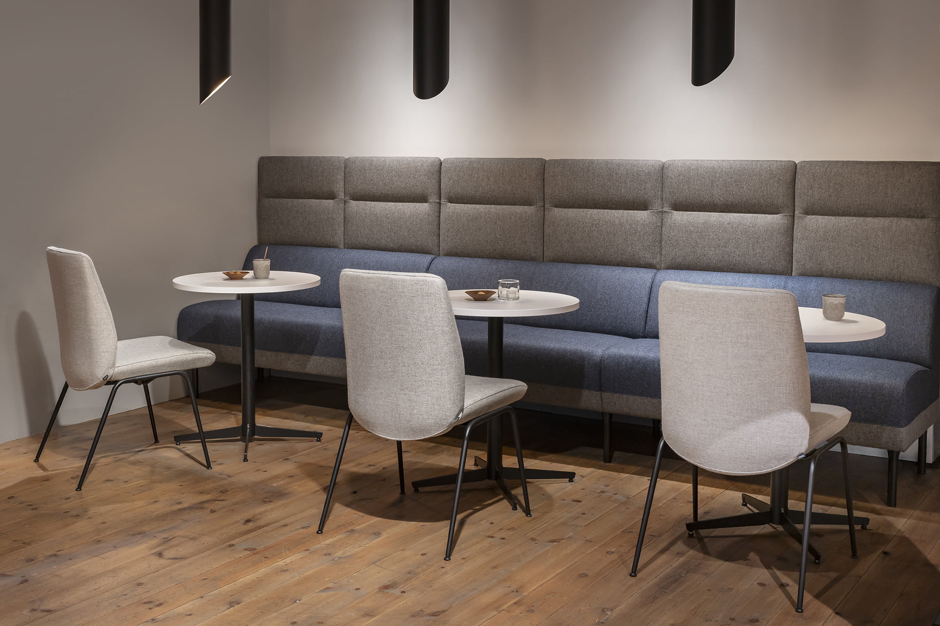 Frende modular sofa with Stressless dining chairs