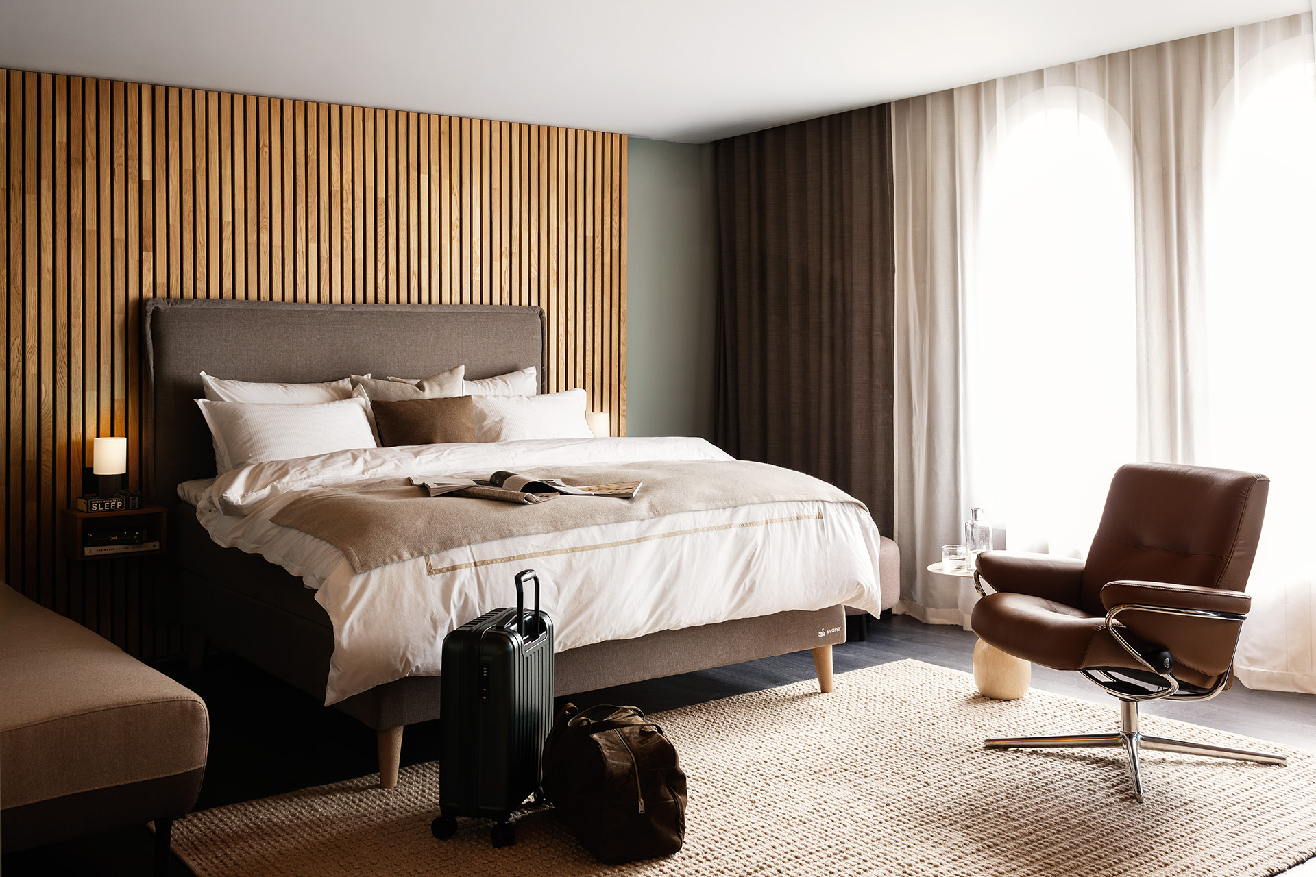 Svane bed in hotel room